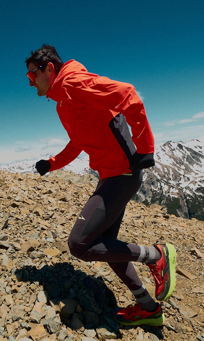 Mann in den neuesten Trail-Schuhen und Kleidung von Brooks