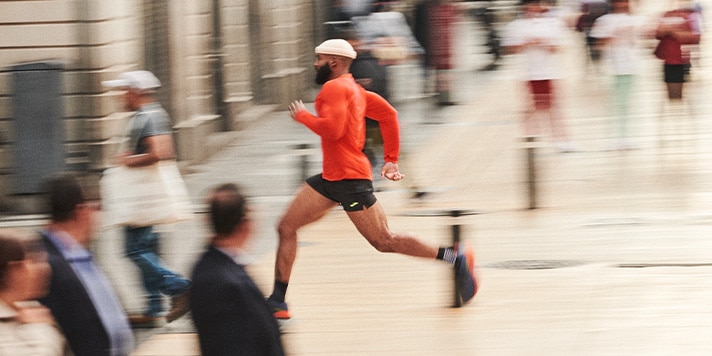 Un hombre corriendo con equipación de Brooks