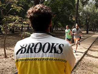 Un hombre con una chaqueta de Brooks