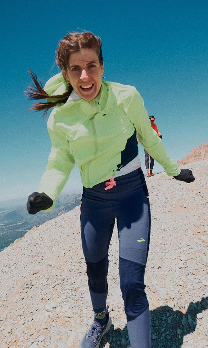 Frau in den neuesten Trail-Schuhen und Kleidung von Brooks